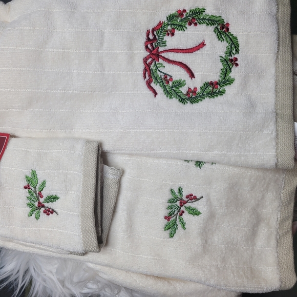 NWT Christmas 3-pc Bath Set - Picture 2 of 6